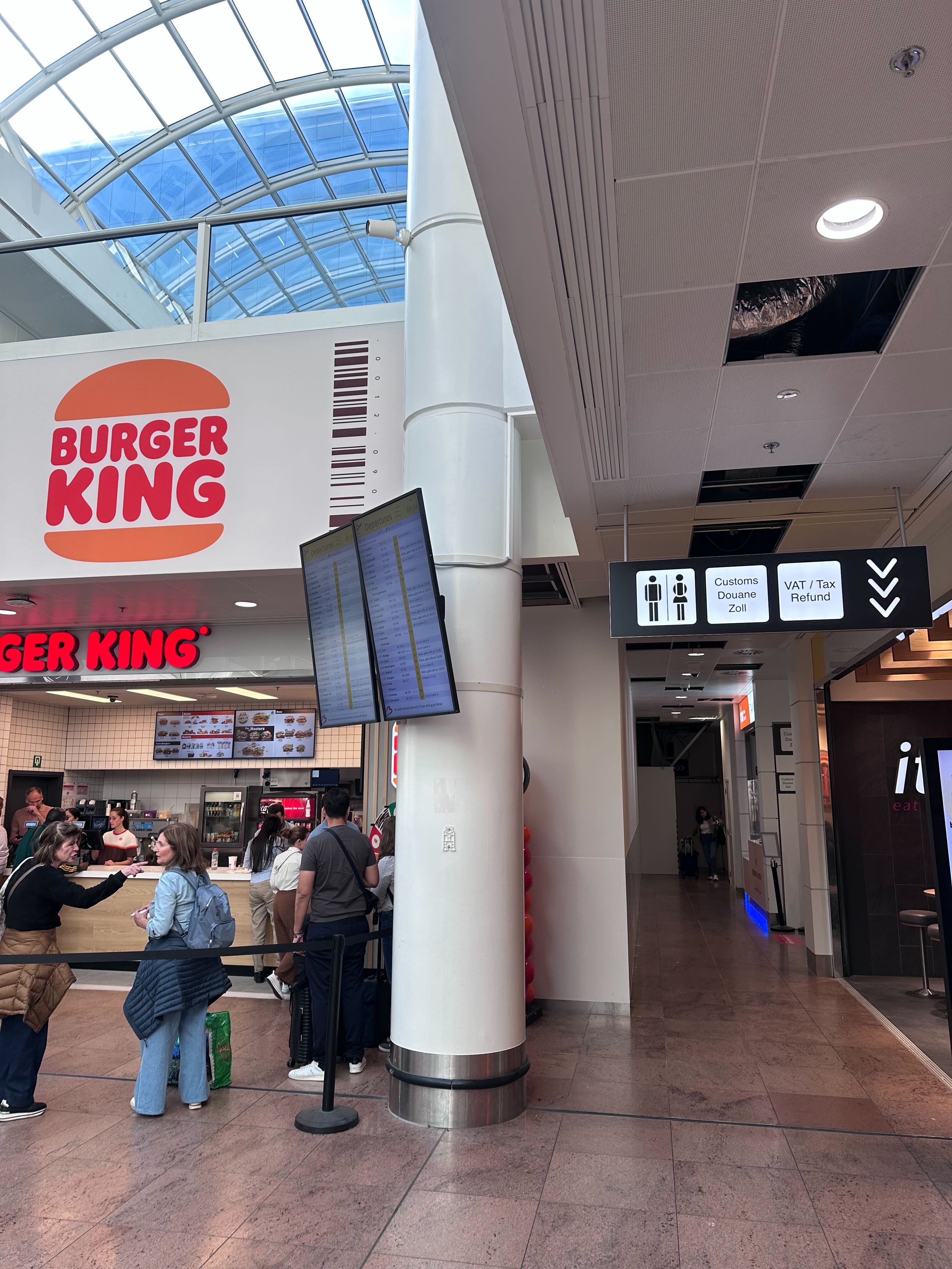 Signalétique « Customs / Douane / VAT Refund » près du food court